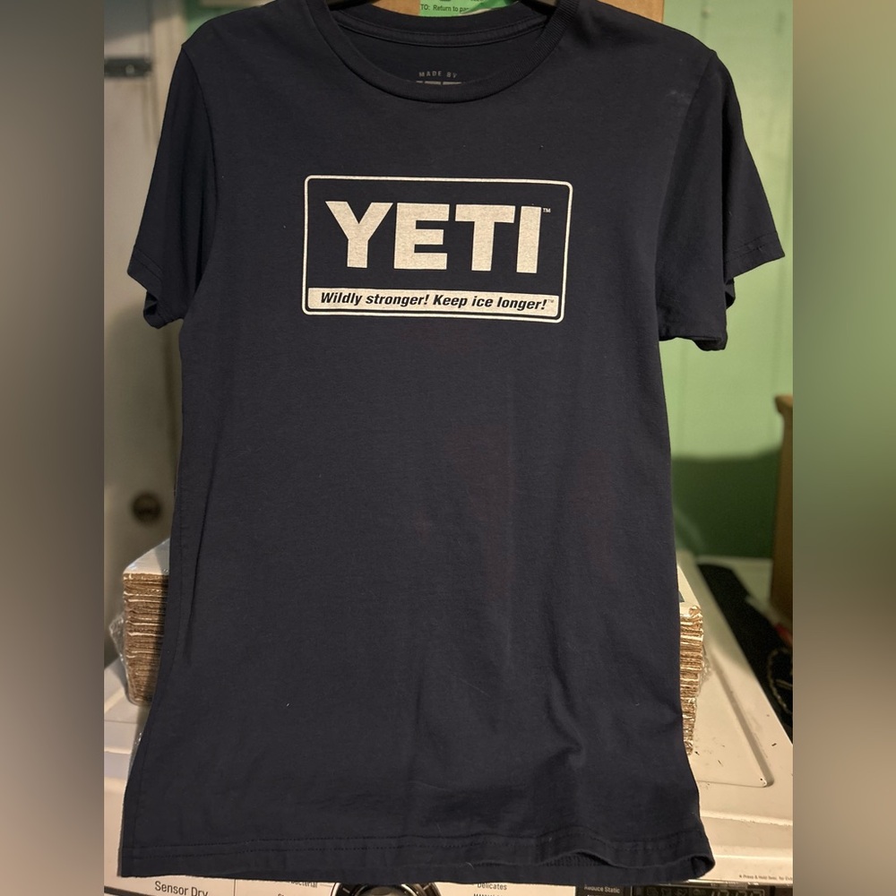 💙YETI size small tee LIKE NEW